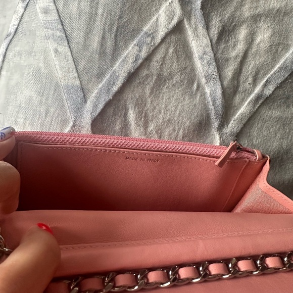 ✨RARE 💕🍑 CHANEL Peach w/ Pink interior Patent Leather WOC 🍑💕 - Picture 5 of 8